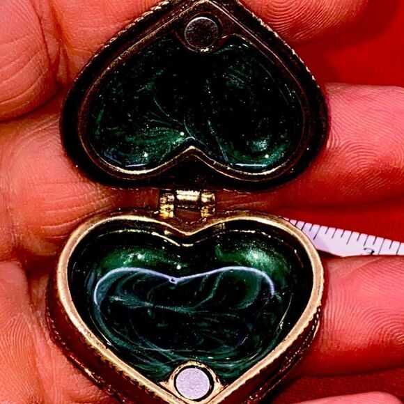 Gorgeous heart shaped trinket box by Monet w/gold inlay and multiple sm diamonds - Picture 5 of 6